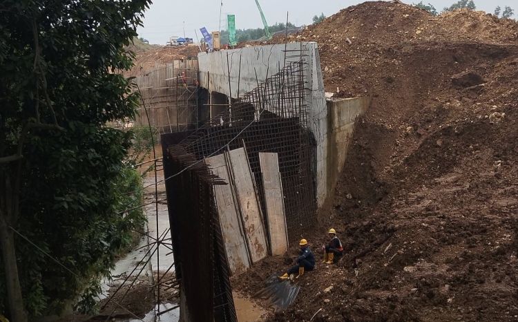 Proyek pembangunan Tol Jakarta-Cikampek II Selatan pada paket 3 mulai memasuki tahap akhir. Tembok penahan tanah (retaining wall) dan box box culvert turut dibangun untuk melindungi mata air Citaman yang sehari-hari digunakan warga.
