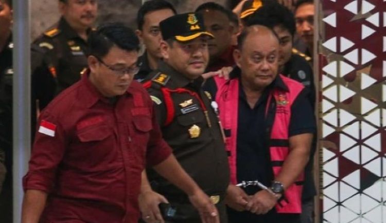 Mantan Kepala Badan Gizi Nasional (BGN), Dadan Hindayana, ditahan oleh Kejaksaan Agung (Kejagung) sehari setelah Presiden Prabowo Subianto mencopotnya dari jabatan tersebut. Penahanan dilakukan terkait dugaan keterlibatan Dadan dalam kasus korupsi program Makan Bergizi Gratis (MBG) tahun anggaran 2025-2026.