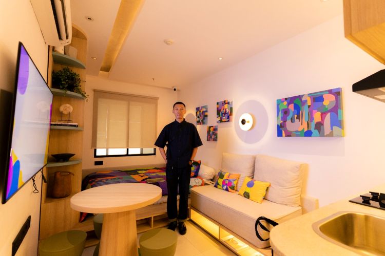 Darmawan Aji Sambodo, seorang perupa, ilustrator, dan seniman jalanan (street artist) saat menghadiri penyelenggaraan Art District 2026 di Lippo Cikarang Cosmopolis.