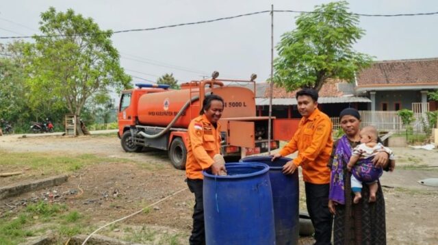 Badan Penanggulangan Bencana Daerah (BPBD) Kabupaten Bekasi bergerak cepat dengan menyalurkan bantuan air bersih kepada warga terdampak kekeringan. Sebanyak 10.000 liter air bersih didistribusikan ke sejumlah titik di Desa Nagasari, Kecamatan Serang Baru.