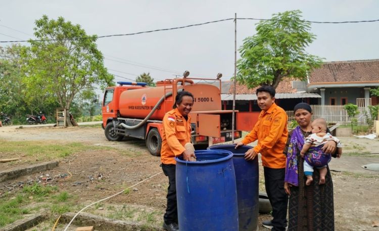 Badan Penanggulangan Bencana Daerah (BPBD) Kabupaten Bekasi bergerak cepat dengan menyalurkan bantuan air bersih kepada warga terdampak kekeringan. Sebanyak 10.000 liter air bersih didistribusikan ke sejumlah titik di Desa Nagasari, Kecamatan Serang Baru.