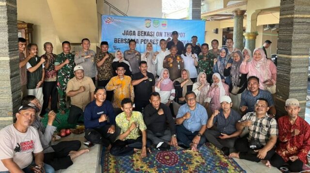 Polres Metro Bekasi dan Polsek Cikarang Pusat menggelar kegiatan ‘Jaga Bekasi On The Spot’ di Kampung Tegaldanas RT 01/01, Desa Jayamukti, Kecamatan Cikarang Pusat, Kabupaten Bekasi, Selasa (09/06) sore.