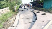 Kondisi ruas Jalan Cikarang Bekasi Laut (CBL) yang mengalami amblas di wilayah Kecamatan Cibitung, Kabupaten Bekasi.