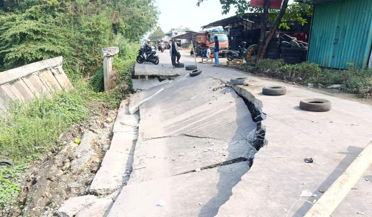 Kondisi ruas Jalan Cikarang Bekasi Laut (CBL) yang mengalami amblas di wilayah Kecamatan Cibitung, Kabupaten Bekasi.