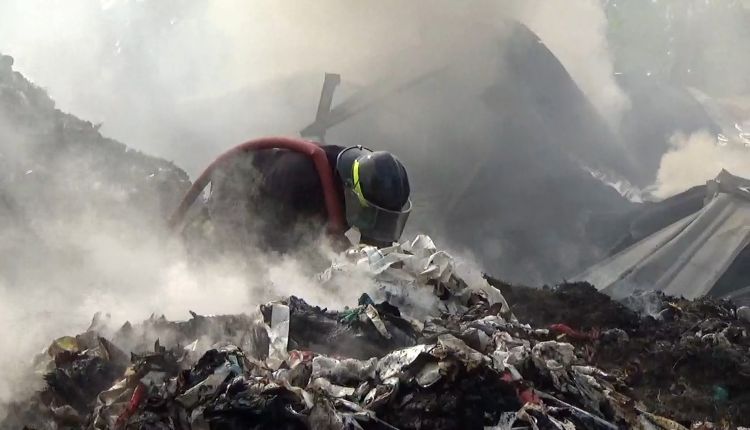 Kebakaran hebat melanda sebuah gudang limbah dan lapak penampungan sampah di Kampung Jarakosta, Desa Danau Indah, Kecamatan Cikarang Barat, Kabupaten Bekasi, Selasa (16/06) siang