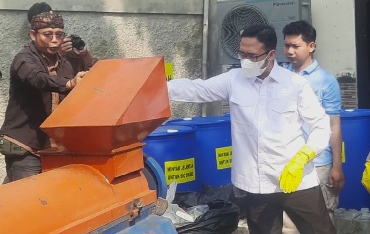 Ketua DPRD Kabupaten Bekasi, Ade Sukron saat menghadiri peresmian program Green Service di Rumah Bank Sampah Polres Metro Bekasi, Kamis (04/06).