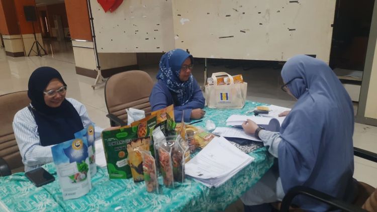 Para pelaku UMKM di Kabupaten Bekasi saat mendaftarkan proses kurasi prosuk di acara UMKM Naik Kelas 2026.