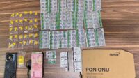 Seorang pelaku berinisial RF (25), warga asal Kabupaten Pidie Jaya, Aceh diamankan di kawasan Jalan Pondok Ungu Permai, Desa Bahagia, Kecamatan Babelan, Kabupaten Bekasi. Dari tangan RF, polisi menyita barang bukti berupa 216 butir Tramadol, 124 butir Hexymer, 17 butir Trihexyphenidyl (Trihex), serta uang tunai sebesar Rp890.000.