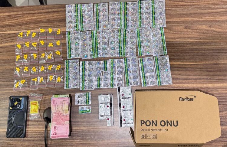 Seorang pelaku berinisial RF (25), warga asal Kabupaten Pidie Jaya, Aceh diamankan di kawasan Jalan Pondok Ungu Permai, Desa Bahagia, Kecamatan Babelan, Kabupaten Bekasi. Dari tangan RF, polisi menyita barang bukti berupa 216 butir Tramadol, 124 butir Hexymer, 17 butir Trihexyphenidyl (Trihex), serta uang tunai sebesar Rp890.000.