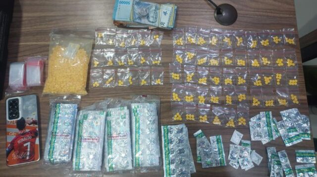 Dalam operasi di wilayah Desa Pantai Makmur, Kecamatan Tarumjaya, Kabupaten Bekasi, polisi mengamankan sebanyak 1.825 butir obat keras daftar G yang terdiri dari tramadol dan hexymer, serta menangkap dua pria yang diduga terlibat dalam aktivitas jual beli obat-obatan tersebut.