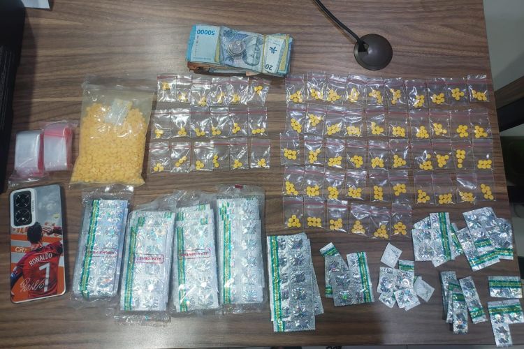 Dalam operasi di wilayah Desa Pantai Makmur, Kecamatan Tarumjaya, Kabupaten Bekasi, polisi mengamankan sebanyak 1.825 butir obat keras daftar G yang terdiri dari tramadol dan hexymer, serta menangkap dua pria yang diduga terlibat dalam aktivitas jual beli obat-obatan tersebut.