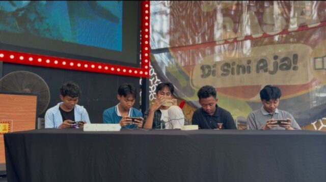 Sejumlah peserta saat mengikuti tunament Mobile Legends yang diselenggarakan Polres Metro Bekasi dalam rangka Hari Bhayangkara ke 80 di District 1 Meikarta, Desa Cibatu, Kecamatan Cikarang Selatan, Kabupaten Bekasi, Minggu (21/06).
