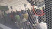 Warga memadati tenda nonton bareng (nobar) pertandingan Piala Dunia 2026 di acara Pasar Murah dalam rangka memperingati Hari Bhayangkara ke-80 Tahun 2026, Minggu (28/06).
