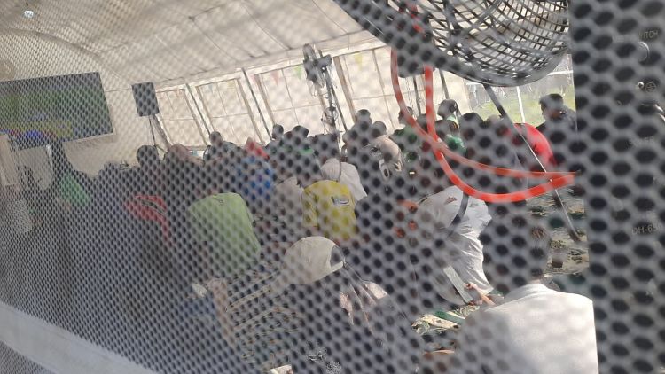 Warga memadati tenda nonton bareng (nobar) pertandingan Piala Dunia 2026 di acara Pasar Murah dalam rangka memperingati Hari Bhayangkara ke-80 Tahun 2026, Minggu (28/06).