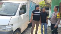 Aksi pelarian seorang sopir berinisial WIKI yang diduga membawa kabur mobil milik majikannya berakhir singkat. Kurang dari 24 jam setelah laporan diterima, anggota Polsek Cikarang Pusat berhasil menangkap terduga pelaku saat bersembunyi di belakang sebuah rumah kontrakan di wilayah Serang Baru, Kabupaten Bekasi.