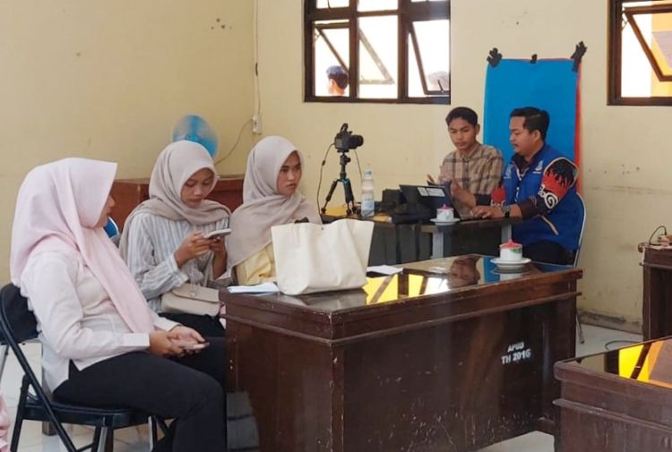 Dinas Kependudukan dan Pencatatan Sipil (Disdukcapil) Kabupaten Bekasi mencatat sebanyak 64.842 pelajar di Kabupaten Bekasi yang telah memasuki usia wajib memiliki Kartu Tanda Penduduk elektronik (e-KTP) hingga kini belum melakukan perekaman data kependudukan. Puluhan ribu pelajar tersebut tersebar di berbagai jenjang pendidikan, mulai dari Sekolah Menengah Atas (SMA), Sekolah Menengah Kejuruan (SMK), hingga Madrasah Aliyah (MA).