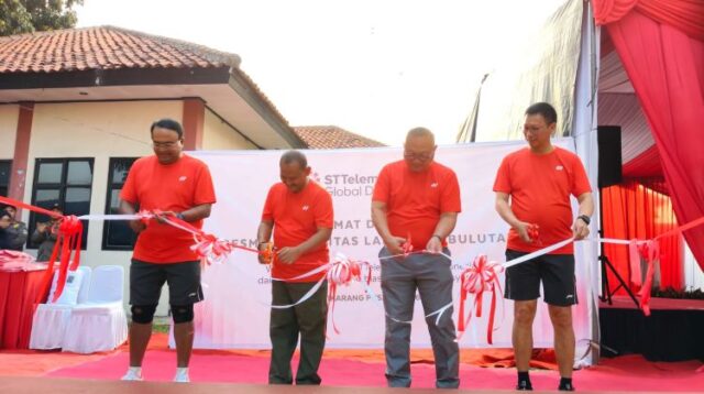 Peresmian fasilitas lapangan bulu tangkis yang dibangun oleh ST Telemedia Global Data Centres (STT GDC). Fasilitas olahraga tersebut berada di halaman Kantor Kecamatan Cikarang Pusat dan merupakan bagian dari kontribusi perusahaan kepada masyarakat.