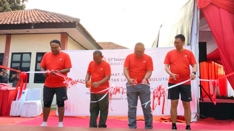 Peresmian fasilitas lapangan bulu tangkis yang dibangun oleh ST Telemedia Global Data Centres (STT GDC). Fasilitas olahraga tersebut berada di halaman Kantor Kecamatan Cikarang Pusat dan merupakan bagian dari kontribusi perusahaan kepada masyarakat.