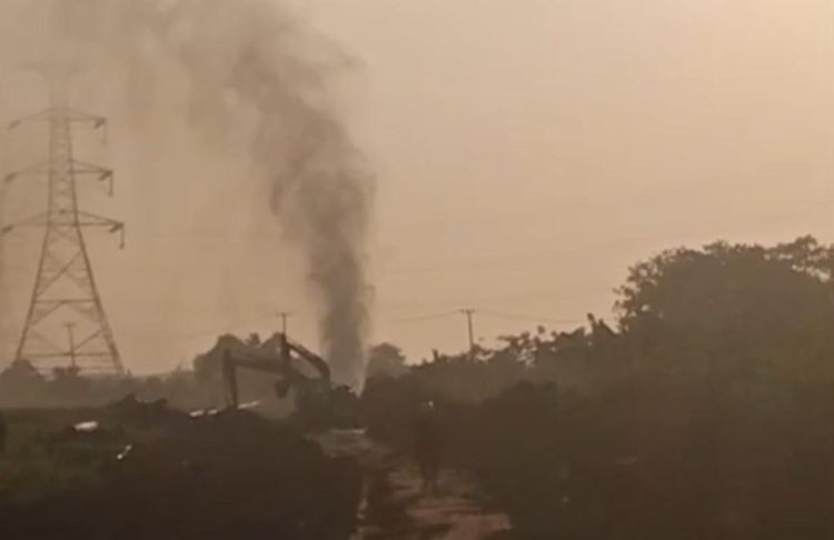 Semburan gas setinggi lebih dari satu meter menghebohkan warga Kampung Bunibaru, Desa Buni Bakti, Kecamatan Babelan, Kabupaten Bekasi, pada Minggu (07/06) sore. Insiden ini diduga kuat disebabkan oleh kebocoran pada jaringan pipa gas Pertamina yang melintas di daerah tersebut.