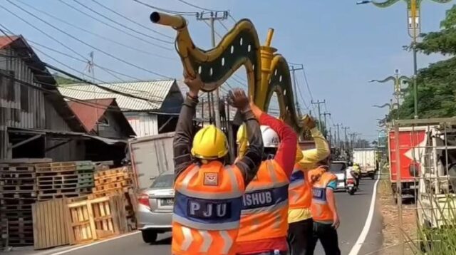 Tim PJU Dinas Perhubungan Kabupaten Bekasi saat mengevakuasi PJU yang ambruk usah dihantam truk di Jalan Inspeksi Kalimalang, Desa Gandasari, Kecamatan Cikarang Barat, Kamis (18/06) siang.