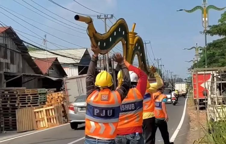 Tim PJU Dinas Perhubungan Kabupaten Bekasi saat mengevakuasi PJU yang ambruk usah dihantam truk di Jalan Inspeksi Kalimalang, Desa Gandasari, Kecamatan Cikarang Barat, Kamis (18/06) siang.