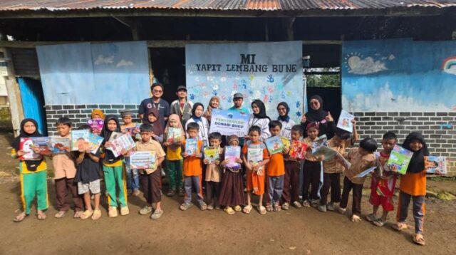 Bagi banyak anak di wilayah pedalaman, buku bukanlah sesuatu yang mudah dijangkau. Karena itu, kehadiran bantuan 2.700 buku yang disalurkan oleh PNM bersama Kompas Gramedia ke 27 sekolah menjadi lebih dari sekadar tambahan koleksi bacaan. Buku-buku tersebut menghadirkan pengalaman baru, membuka jendela pengetahuan, sekaligus menumbuhkan mimpi-mimpi yang selama ini hanya tersimpan dalam benak mereka.