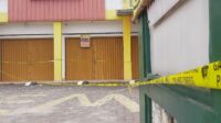 Garis polisi yang terpasang di area parkir salah satu kawasan ruko di Kampung Gempol, Desa Sukadami, Kecamatan Cikarang Selatan, Kabupaten Bekasi.