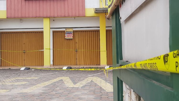Garis polisi yang terpasang di area parkir salah satu kawasan ruko di Kampung Gempol, Desa Sukadami, Kecamatan Cikarang Selatan, Kabupaten Bekasi.