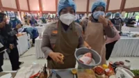 Tak hanya membuka acara, Kapolres Metro Bekasi, Kombes Sumarni juga ikut turun langsung ke dapur bersama timnya. Mereka menyajikan menu khas berupa papeda dan ikan kuah kuning.