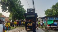 sisingaan Peristiwa tragis terjadi saat kegiatan Sisingaan di Kampung Cibeureum RT 03 RW 03, Desa Mekarmukti, Kecamatan Cikarang Utara, Kabupaten Bekasi, pada Selasa (02/06) sore. Lima orang yang bertugas menarik dan mendorong gerobak sound system hiburan kesenian asal Alan Group Dewa Tarompet Kabupaten Subang itu dilaporkan tersengat aliran listrik.