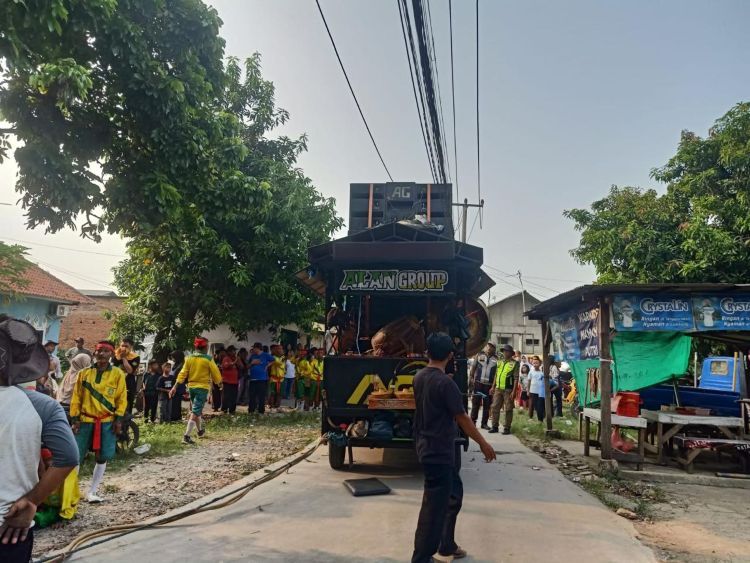 Peristiwa tragis terjadi saat kegiatan Sisingaan di Kampung Cibeureum RT 03 RW 03, Desa Mekarmukti, Kecamatan Cikarang Utara, Kabupaten Bekasi, pada Selasa (02/06) sore. Lima orang yang bertugas menarik dan mendorong gerobak sound system hiburan kesenian asal Alan Group Dewa Tarompet Kabupaten Subang itu dilaporkan tersengat aliran listrik.