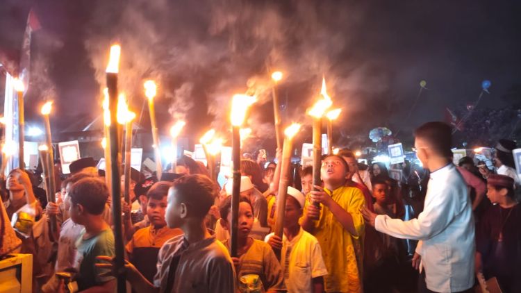 Pawai Ta'aruf dalam rangka menyambut Tahun Baru Islam 1448 Hijriah di Lapangan Perumahan Wahana, Desa Sukadami, Kecamatan Cikarang Selatan, Kabupaten Bekasi, Selasa (16/06) malam.