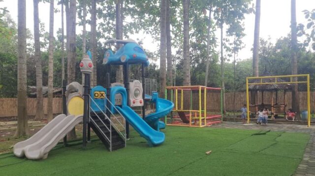 Sate Maranggi Mbah Goen yang terletak di Kampung Ciranggon, Desa Cipayung, Kecamatan Cikarang Timur, menghadirkan konsep kuliner yang ramah keluarga dengan fasilitas playground untuk anak-anak.