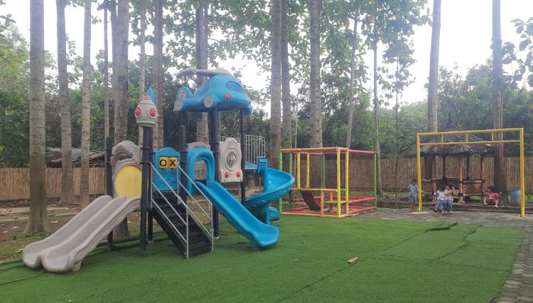 Sate Maranggi Mbah Goen yang terletak di Kampung Ciranggon, Desa Cipayung, Kecamatan Cikarang Timur, menghadirkan konsep kuliner yang ramah keluarga dengan fasilitas playground untuk anak-anak.