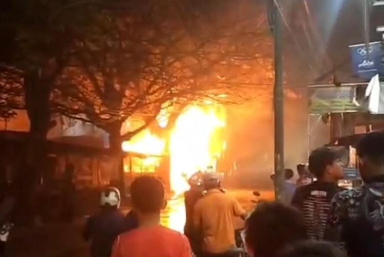 Kebakaran melanda sejumlah lapak pedagang kaki lima di Jalan Pisangan RT 02/01, Desa Satria Jaya, Kecamatan Tambun Utara, Kabupaten Bekasi, pada Minggu (31/05) malam sekitar pukul 20.00 WIB. Api dengan cepat menghanguskan beberapa bangunan semi permanen yang berada di pinggir jalan.