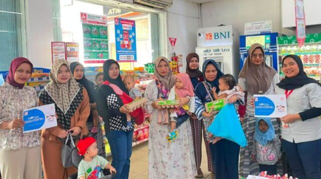 PT Midi Utama Indonesia Tbk melalui Alfamidi Cabang Bekasi kembali menyalurkan bantuan 6.000 butir telur kepada 50 balita penerima manfaat di Kabupaten Bekasi sebagai bagian dari program CSR Protein Cegah Stunting.