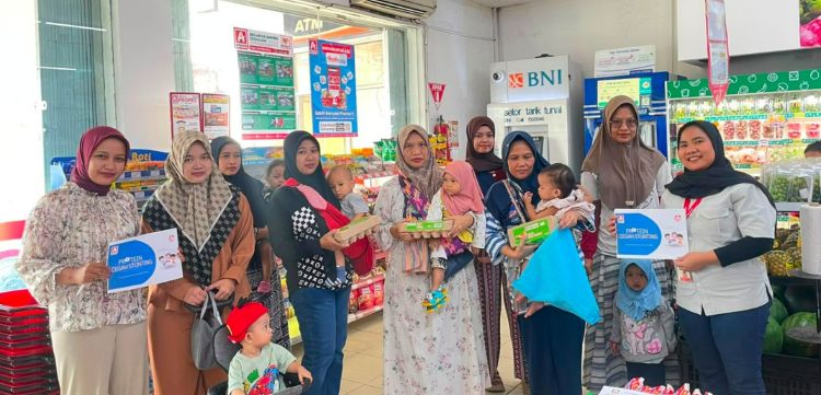 PT Midi Utama Indonesia Tbk melalui Alfamidi Cabang Bekasi kembali menyalurkan bantuan 6.000 butir telur kepada 50 balita penerima manfaat di Kabupaten Bekasi sebagai bagian dari program CSR Protein Cegah Stunting.