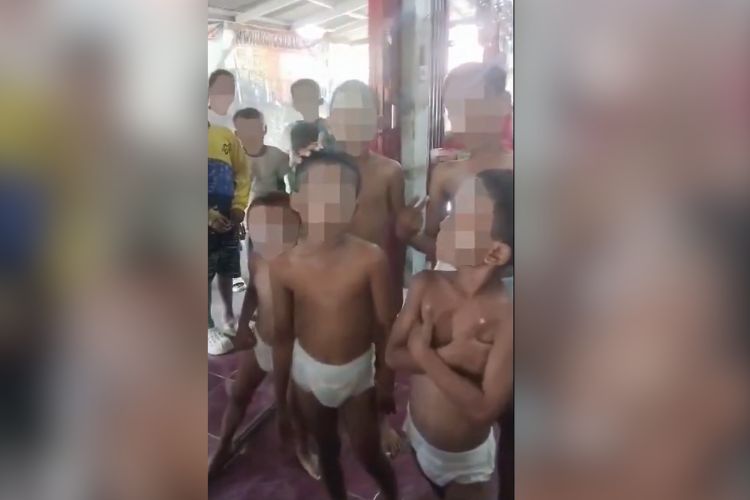 Screenshoot rekaman video yang menunjukan sekelompok anak didandani menyerupai 'tuyul' untuk melakukan penggalangan dana HUT RI di salah satu desa di Kecamatan Sukatani, Kabupaten Bekasi.