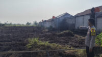 Binmaspol Desa Sriamur saat mengecek area alang-alang di wilayah RT 08 RW 03, Desa Sriamur, Kecamatan Tambun Utara, Kabupaten Bekasi yang terbakar, Jumat (10/07) siang.