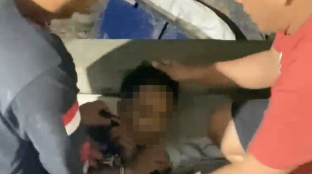 Terduga pelaku dibekuk Unit Reskrim Polsek Sukatani saat sedang terlelap di rumah orang tuanya di Desa Pantai Harapanjaya, Kecamatan Muaragembong, Sabtu (11/07) dini hari.