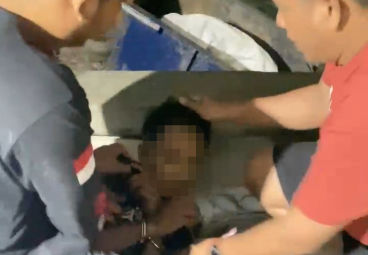 Terduga pelaku dibekuk Unit Reskrim Polsek Sukatani saat sedang terlelap di rumah orang tuanya di Desa Pantai Harapanjaya, Kecamatan Muaragembong, Sabtu (11/07) dini hari.