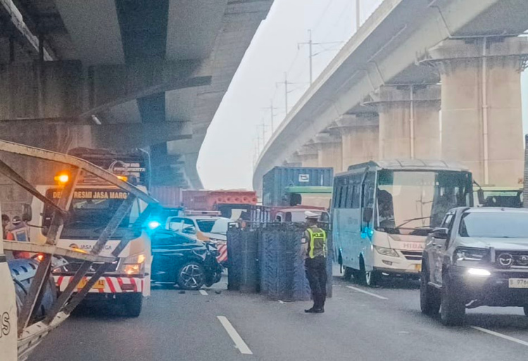 Kecelakaan beruntun yang melibatkan empat kendaraan terjadi di KM 26+600 B Ruas Jalan Tol Jakarta–Cikampek arah Jakarta, Jumat (17/7/2026) sekitar pukul 17.01 WIB. Insiden tersebut sempat mengganggu arus lalu lintas sebelum seluruh kendaraan berhasil dievakuasi.