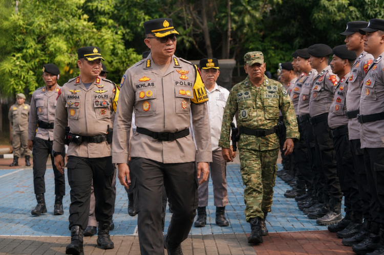 Plh Kapolres Metro Bekasi Kombes Ikhlas Putro Wasono saat memimpin Apel Gelar Pasukan Operasi Wibawamukti Jaya 2026 jelang pelaksaan Pilkades Serentak di Kabupaten Bekasi, Jum'at (24/07).