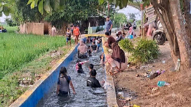 Tak hanya warga sekitar, banyak juga pengunjung datang dari luar daerah setelah lokasi ini viral di media sosial. Mereka penasaran dengan konsep wisata sederhana yang memanfaatkan saluran irigasi tanpa mengganggu fungsinya.