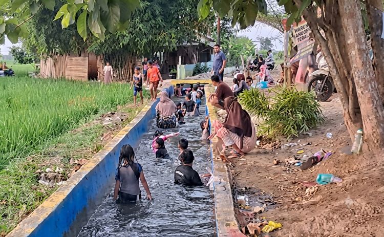 Tak hanya warga sekitar, banyak juga pengunjung datang dari luar daerah setelah lokasi ini viral di media sosial. Mereka penasaran dengan konsep wisata sederhana yang memanfaatkan saluran irigasi tanpa mengganggu fungsinya.