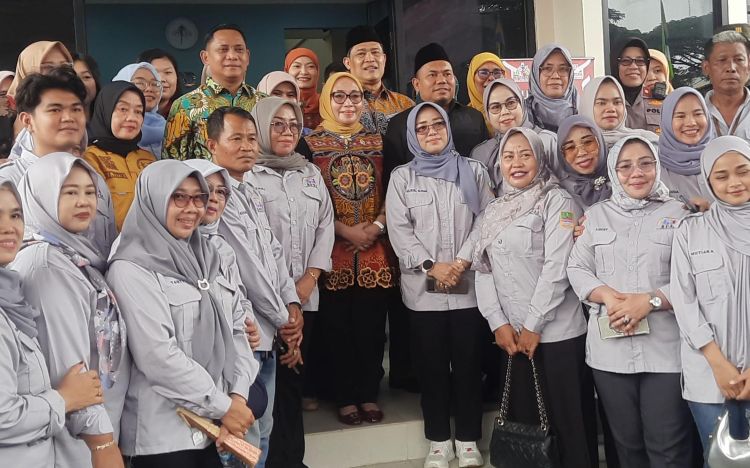 Menteri Pemberdayaan Perempuan dan Perlindungan Anak (PPPA) Republik Indonesia, Arifatul Choiri Fauzi saat menghadiri peresmian Kantor Pelayanan Terpadu UPTD Perlindungan Perempuan dan Anak (PPA) Kabupaten Bekasi serta Rumah Perlindungan Sementara (RPS) Ramah Anak yang berlokasi di Kawasan Industri Delta Silicon II, Cikarang Pusat beberapa waktu lalu.