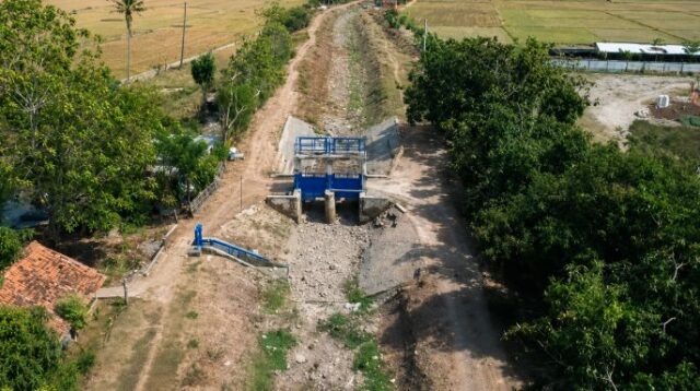 Pemerintah Kabupaten Bekasi mempercepat penanganan Saluran Sekunder (SS) Bendung Kedunggede (BKG) untuk memastikan pasokan air irigasi tetap terjaga selama musim kemarau. Langkah tersebut ditempuh menyusul keluhan petani terkait distribusi air yang tidak optimal
