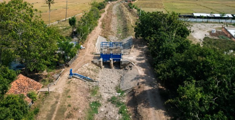 Pemerintah Kabupaten Bekasi mempercepat penanganan Saluran Sekunder (SS) Bendung Kedunggede (BKG) untuk memastikan pasokan air irigasi tetap terjaga selama musim kemarau. Langkah tersebut ditempuh menyusul keluhan petani terkait distribusi air yang tidak optimal