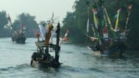 PESTA LAUT NADRAN Ratusan nelayan menggelar tradisi pesta laut atau nadran di Kampung Muara Bendera, Desa Pantai Bahagia, Kecamatan Muaragembong, Kabupaten Bekasi, Selasa (14/07).