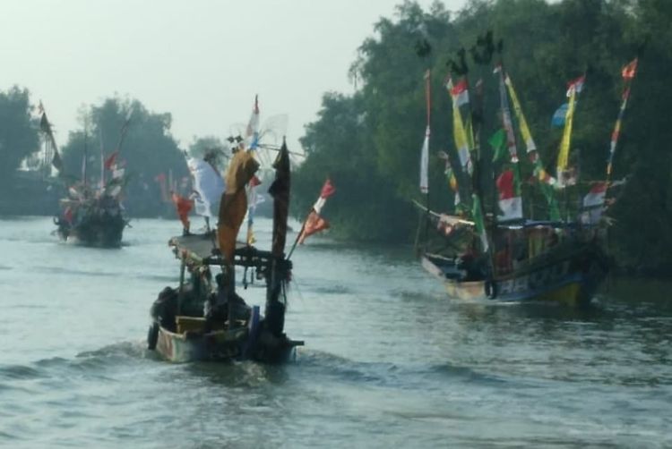 Ratusan nelayan menggelar tradisi pesta laut atau nadran di Kampung Muara Bendera, Desa Pantai Bahagia, Kecamatan Muaragembong, Kabupaten Bekasi, Selasa (14/07).